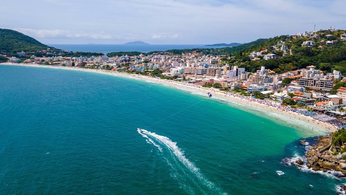 Orla da Praia de Bombinhas vista de cima em dia de sol