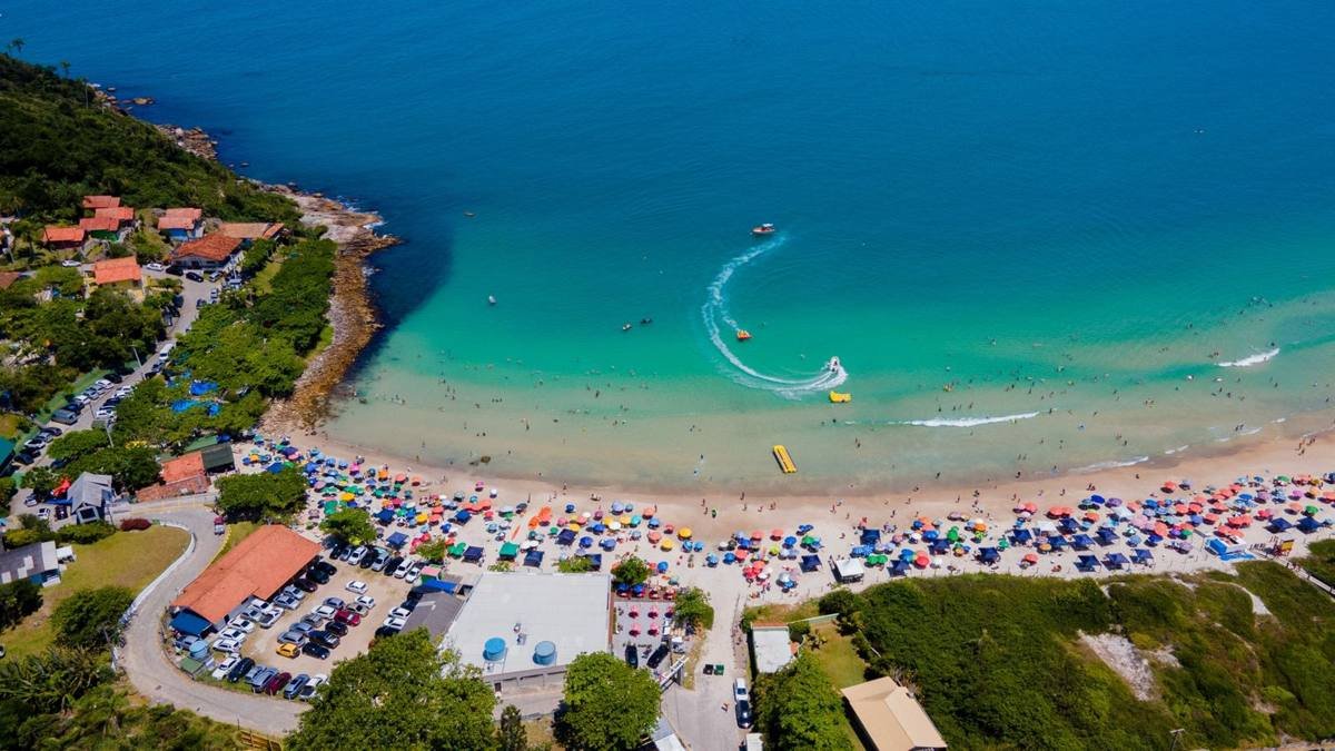 Praia de Quatro Ilhas em meia-lua vista de cima