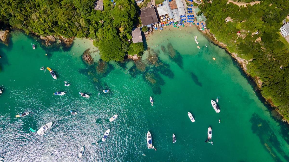 Enseada da Praia da Sepultura vista de cima, com água transparente e barcos ancorados