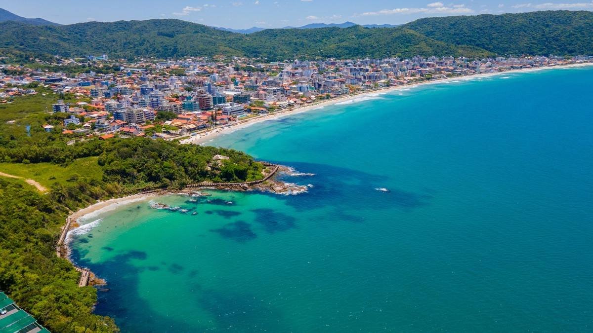 Passarela de madeira contornando o costão entre as praias de Bombas e Ribeiro
