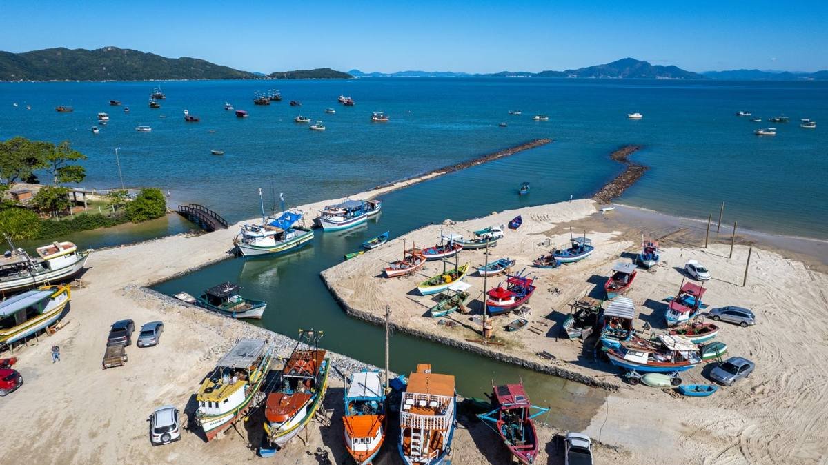 Barcos de pesca coloridos na areia em Zimbros