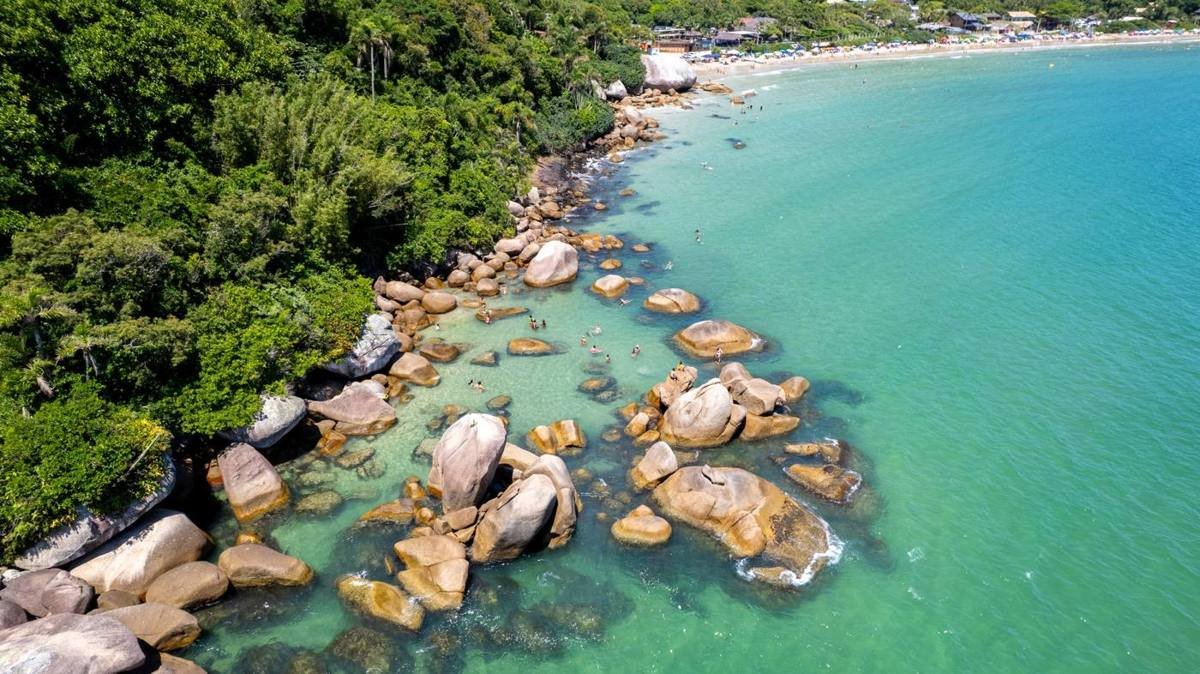 Piscina natural entre pedras na Praia da Conceição